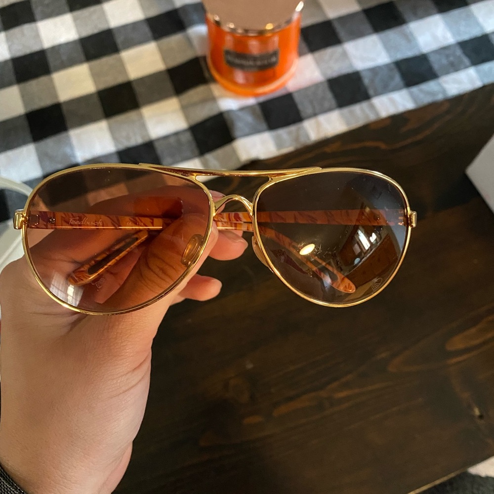 Women’s Oakley aviators